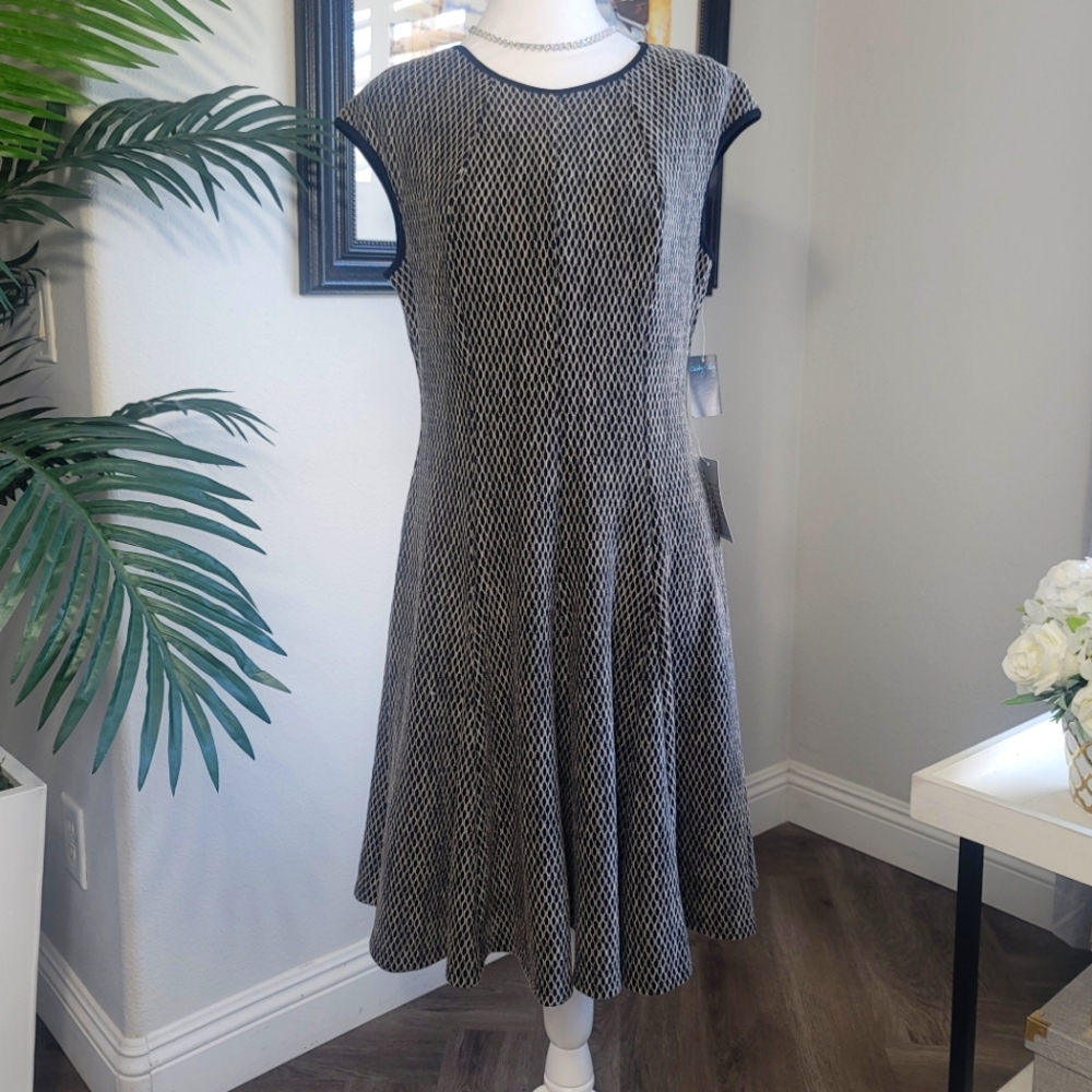 Cap-sleeve Black/Tan Dress